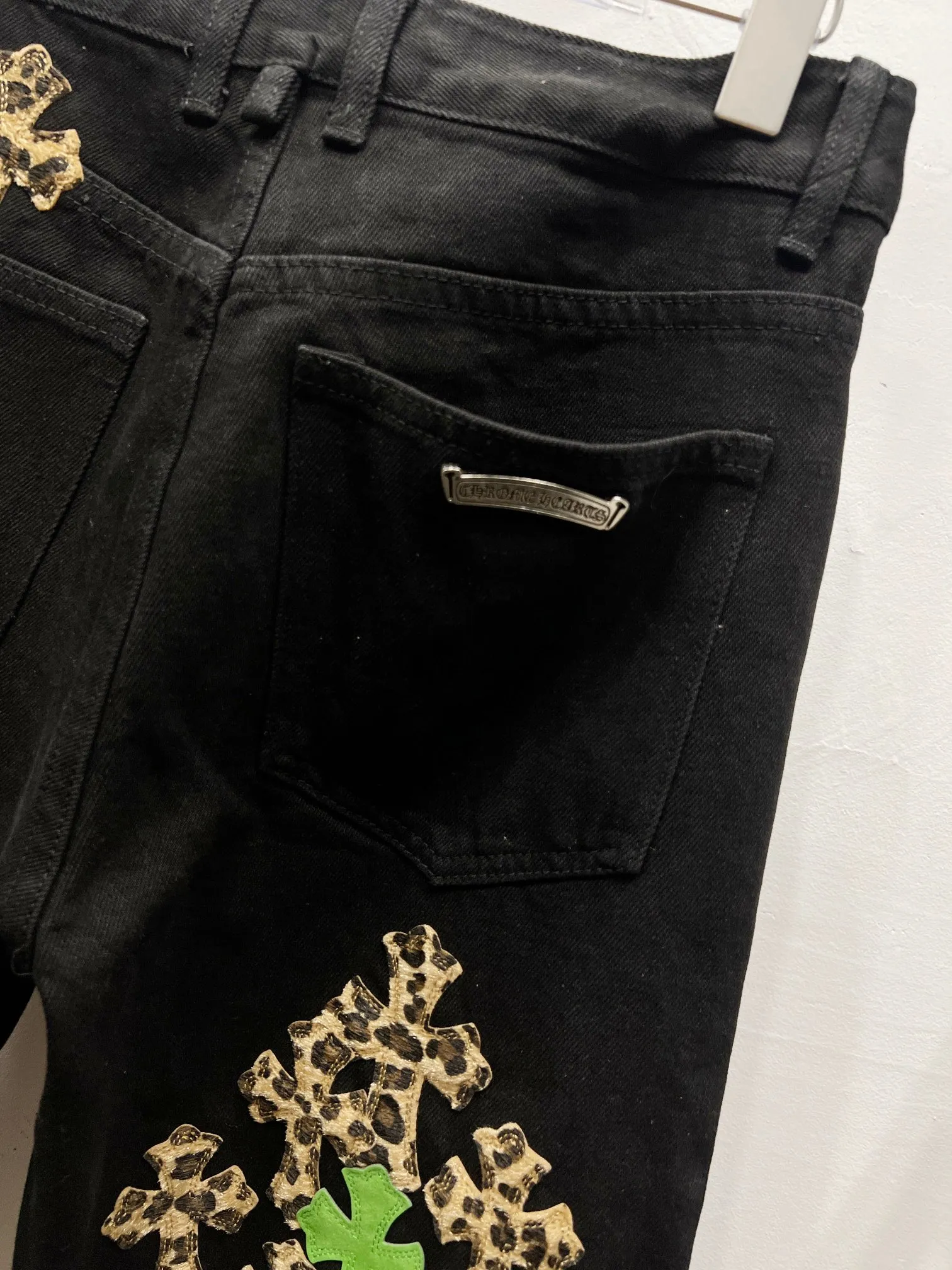 P250 Style Number: (c039) Chrome Hearts CH Chrome Hearts Heavy Industry Damaged High Street Jeans Exude unruly personality and unique charm. Every wear and tear is carefully designed to present a unique artistic feel. Made of imported denim fabric, which has undergone heavy industrial washing and destruction treatment, the trousers show a super cool effect on the upper body, allowing you to dominate the fashion stage.  This is more than just a pair of jeans, it is an expression of attitude. With its unique design concept and ultimate pursuit of details, Croxin breaks traditional boundaries and defines the jeans trend in the new era. The trousers are made of double-layer woven fabric and matched with customized hardware, showing an incomparably beautiful and unique style, making every wearer the focus of fashion. Imported denim fabric, super heavy-duty washed and damaged, the upper body is super cool! Customized hardware, incomparably good-looking model. The production process is difficult. It has a high-street feel. Color: blue Size: S M L XL XXL